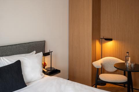 Gemütliches Hotelzimmer mit Doppelbett und kleiner Sitzecke