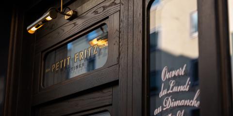 Dark wooden entrance door to the Petit Fritz restaurant of the hotel in Schwabing